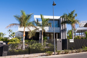 4 Bed House / Villa - For Sale